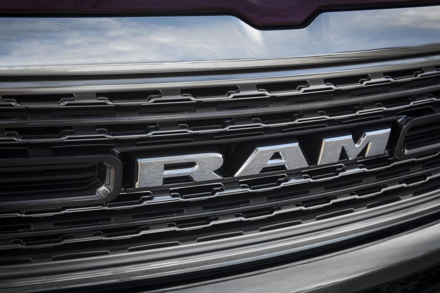 Логотип Dodge Ram 1500 Limited Crew Cab (DT) 2018 года  (фото 5 из 36)
